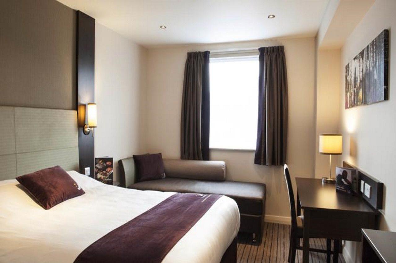 Premier Inn Maidenhead Town Centre ภายนอก รูปภาพ